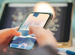 Processo trasparente di prelievo e trasferimento di fondi verificato da un investitore